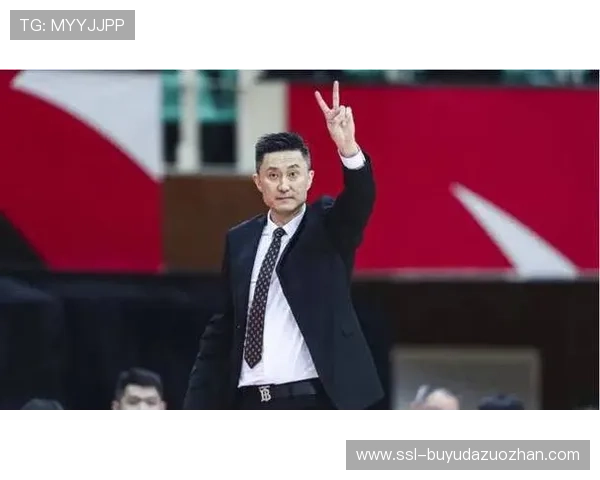 教练战术布置时神情专注，球员围拢聆听